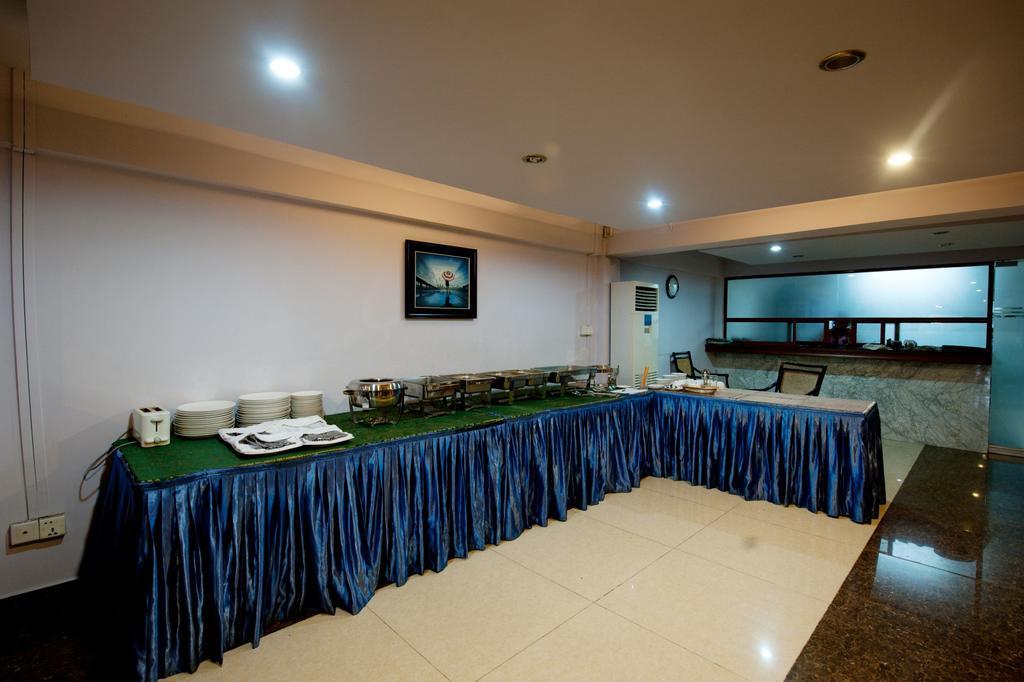 Circuit Hotel & Cafe - Nana Hotel Phnom Penh Exterior foto